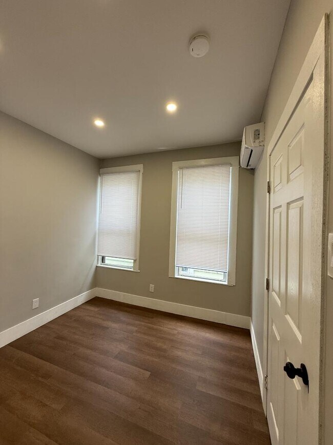 Building Photo - 605 3rd St