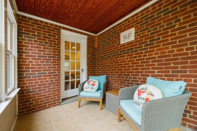 Building Photo - Beautiful 4 Bedroom Home off Of Cutshaw Ave! ***Available Early August 2026***