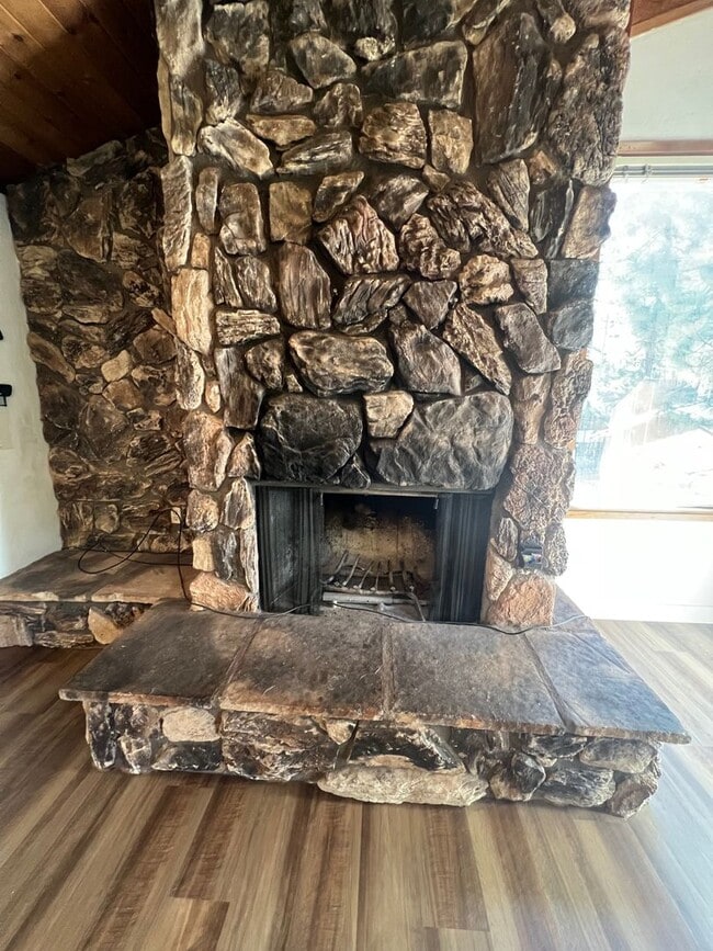 Building Photo - 3 bed 2.5 bath Lodge Style Duplex