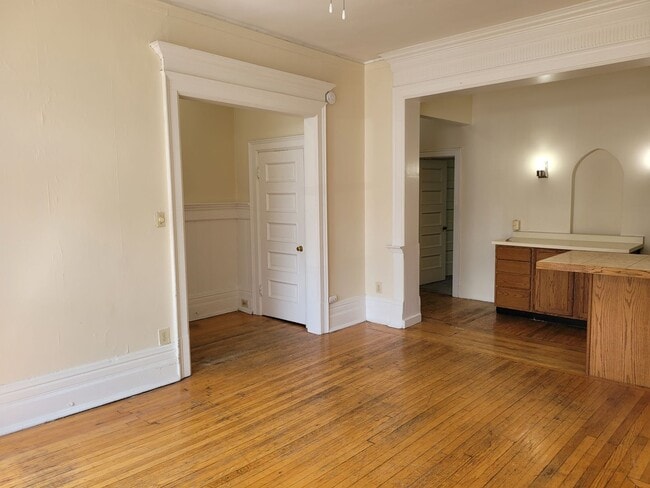 Interior Photo - 918-24 Knapp