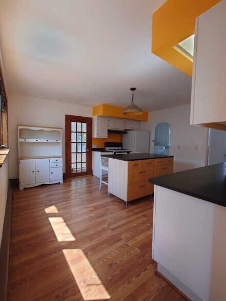 Building Photo - 11 Hinckley St