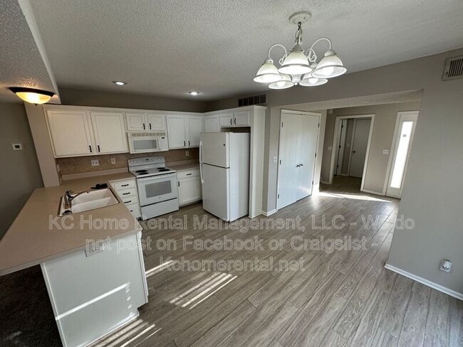 Building Photo - 8042 N Elmwood Ave