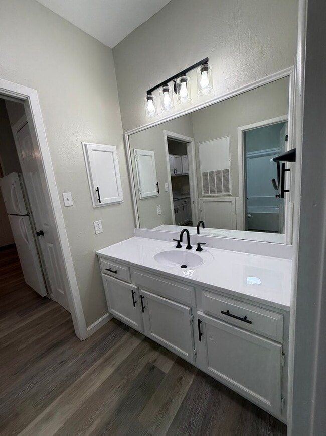 Building Photo - 1 bedroom - Gazebo- Near SFA