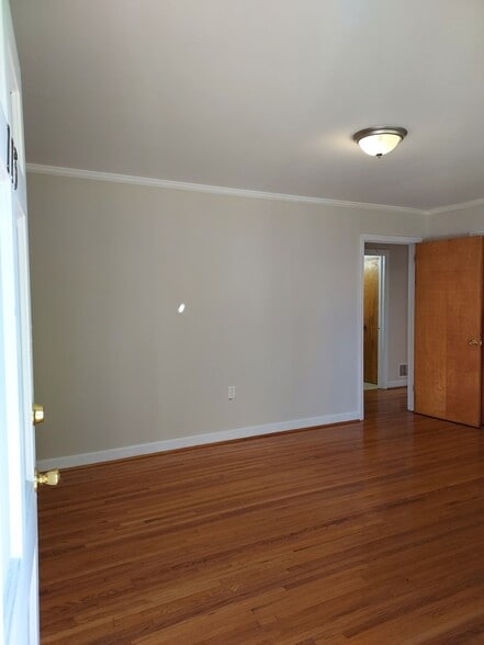 Building Photo - 115 Simpson St