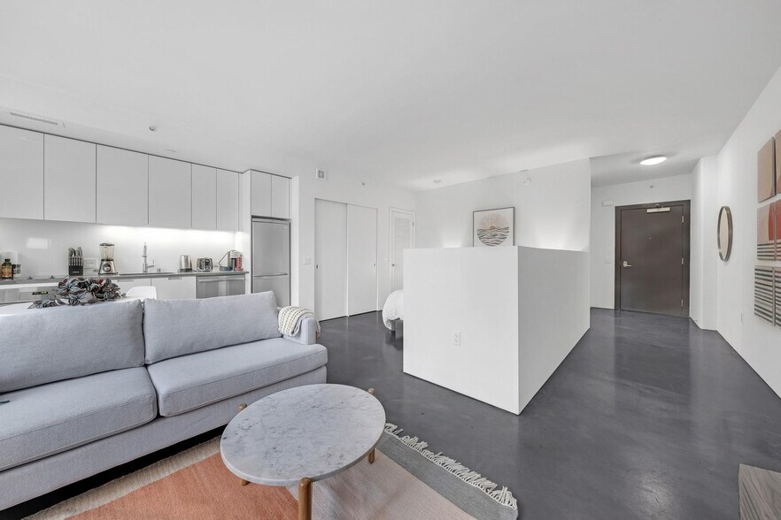 Building Photo - 18 10th St