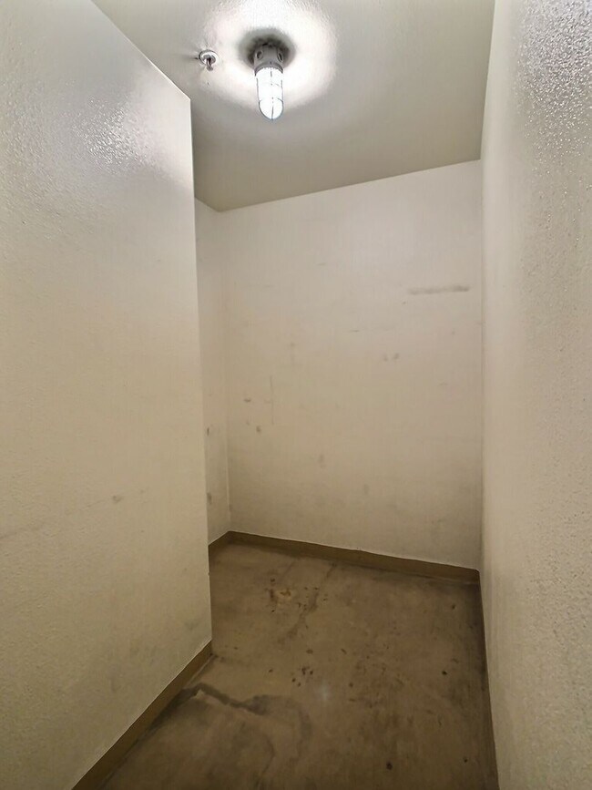 Building Photo - Paseo Plaza Condo For Rent in the Heart of...