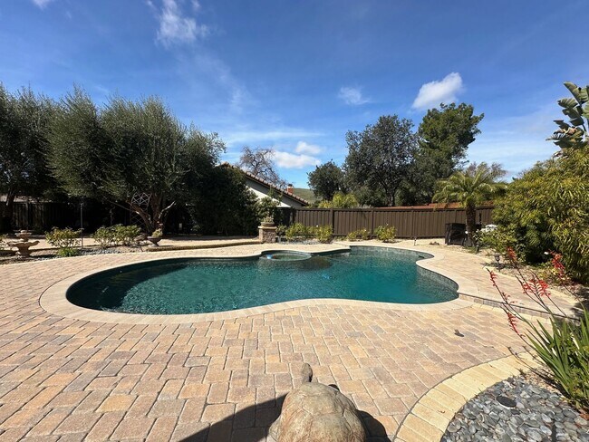 Building Photo - Stunning 4+2 Pool Home Home In Westlake Hi...
