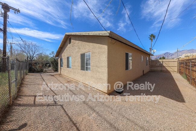 Building Photo - 4538 E Lester St