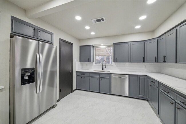 Building Photo - 412 Lyndale Dr