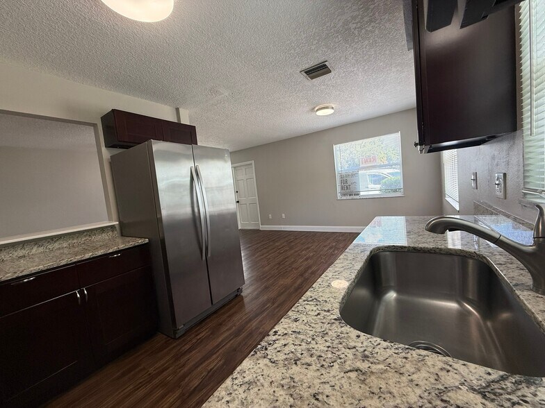 Building Photo - 2 Bed/1 Bath - Unit 8