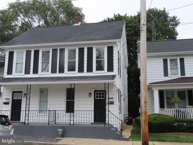 Building Photo - 828 Broad St