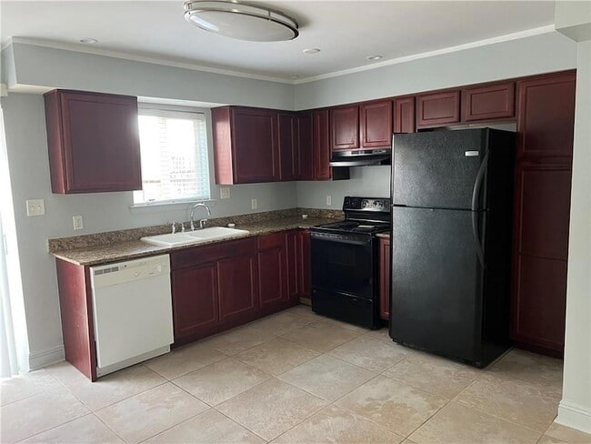 Building Photo - 3213 Golden Dr