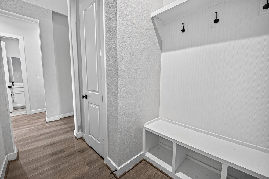 Building Photo - 2600 Golden Palms Ln