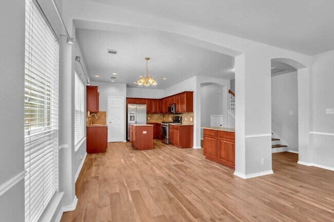 Building Photo - "Spacious 6-Bedroom Haven with 4 Full Baths and Hot Tub!"