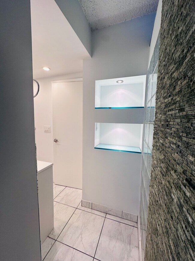 Building Photo - 1 Bedroom 1 Bath Ocean View Condo - Steps from Fort Lauderdale Beach!