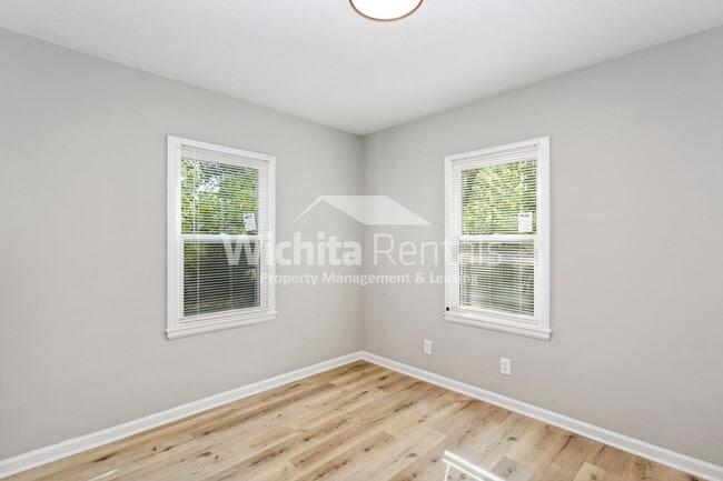 Building Photo - 648 N Glendale St