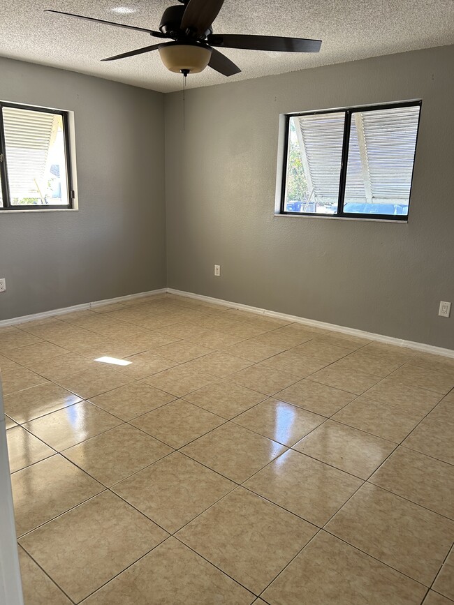 Master bedroom - 18200 Adams Cir