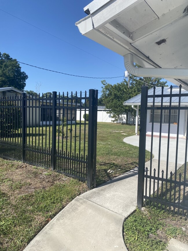 Building Photo - 5306 S Lockwood Ridge Rd