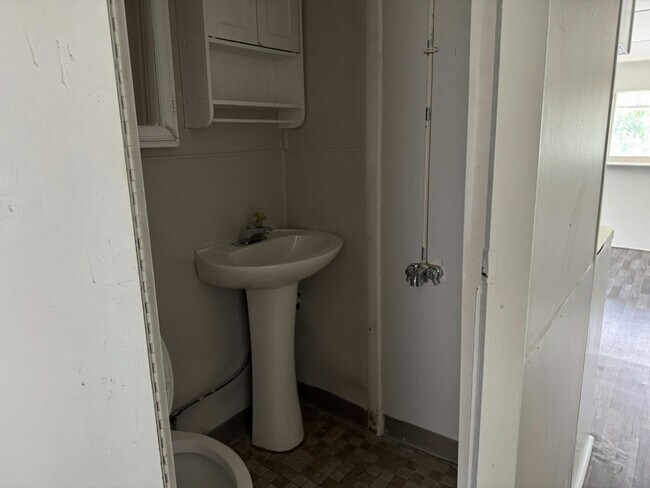 Building Photo - 14 Circle Dr