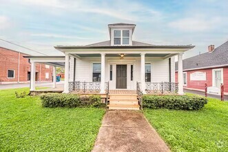 Building Photo - Charming 2 Bedroom 1 Bath Home