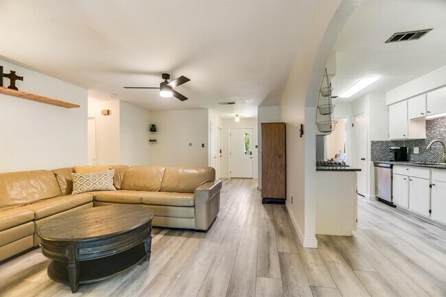 Building Photo - 6508 Sunnysky Way