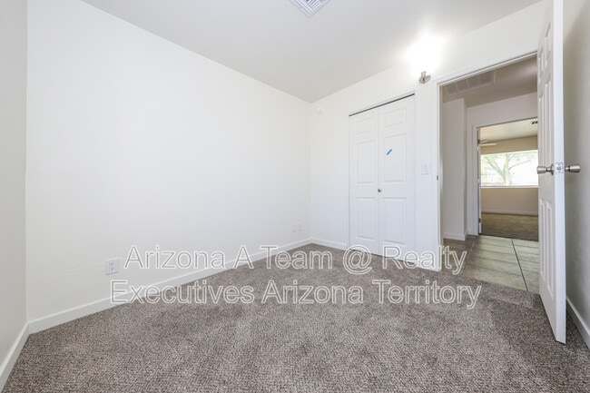 Building Photo - 10140 E Karen Pl