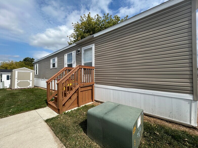 Building Photo - 2364 Maple Dr