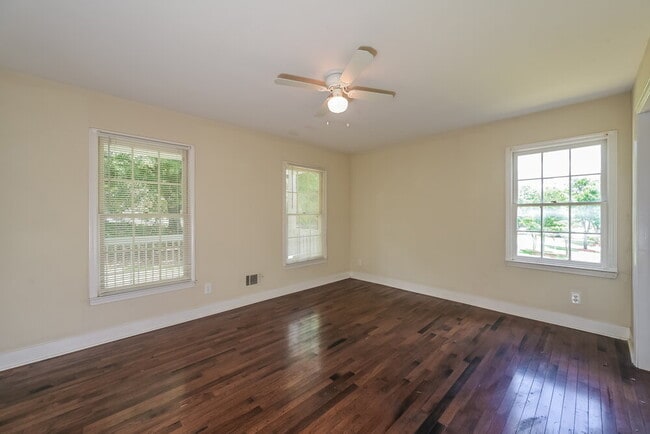 Building Photo - 521 Sequoia Ct