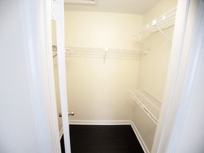 Building Photo - Beautiful 1/1 wood floor condo for rent in...