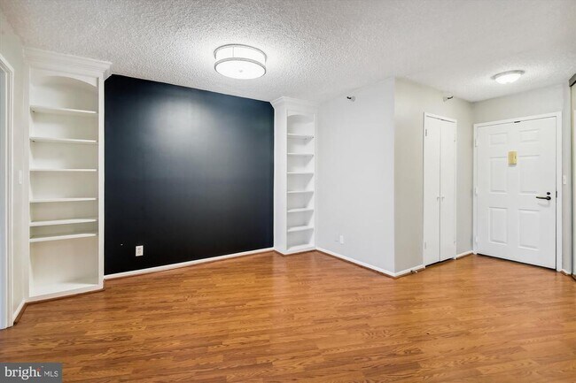 Building Photo - 1600 N Oak St