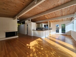 Building Photo - 2015 Cummings Dr