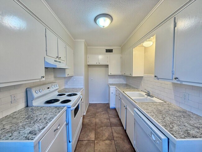 Building Photo - 4614/4616 Edinburgh SERIES 75