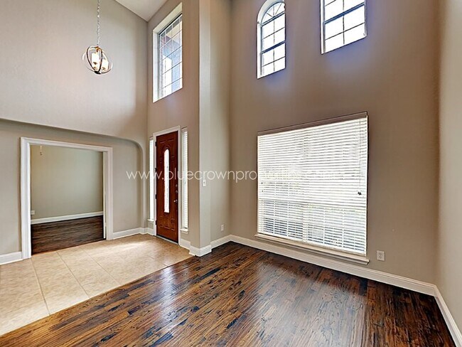 Building Photo - 901 Mesquite Dr