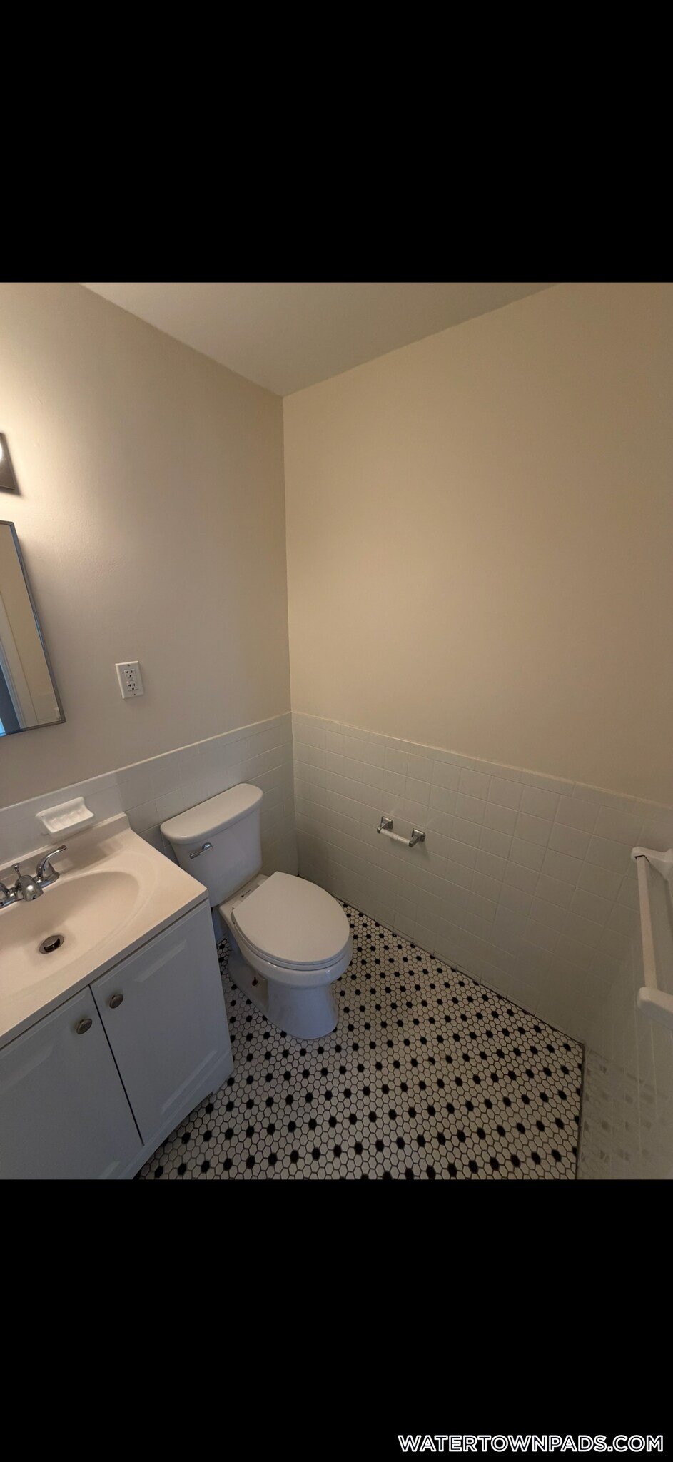 Building Photo - 16 Whites Ave