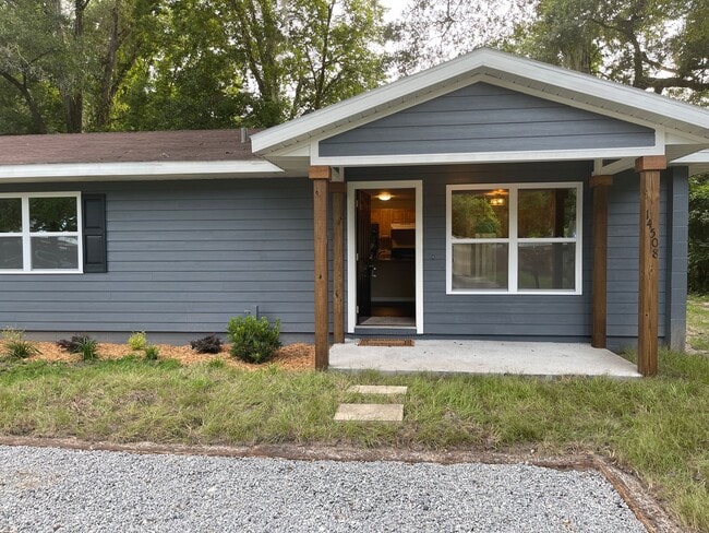 Building Photo - Welcome to this beautifully remodeled 2-bedroom duplex located in Alachua, conveniently situated ...
