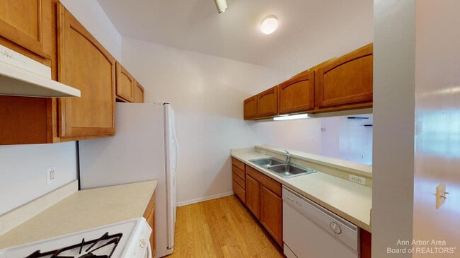 Building Photo - 2795 S Knightsbridge Cir