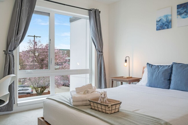 Building Photo - 4453 Aurora Ave N