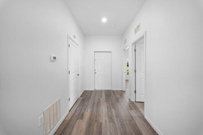 Building Photo - 26483-26483 Sandhill Blvd