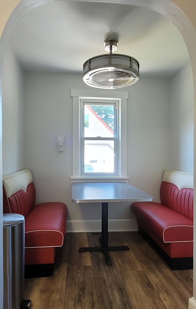 Eat-in kitchen area - 248 W Franklin St