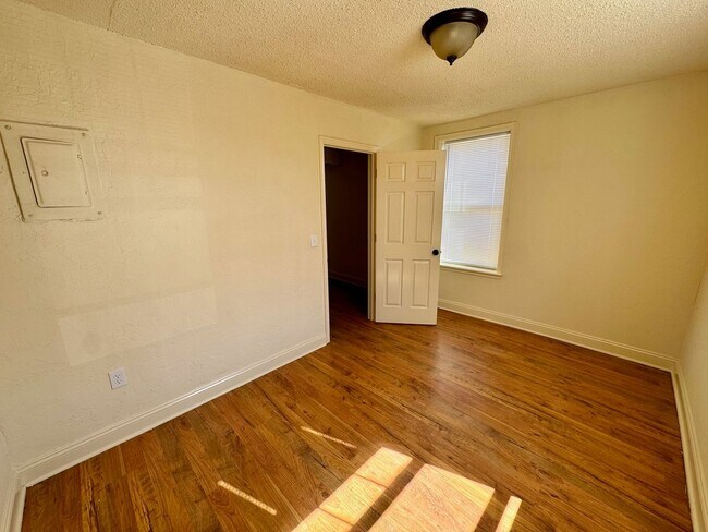 Building Photo - 114 E Rogers St