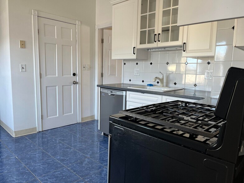 Building Photo - 15 Clarence St