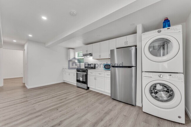 Building Photo - 551 Hichborn St