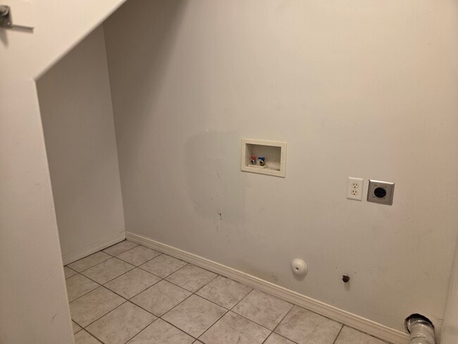Building Photo - 212 Lyman Ln