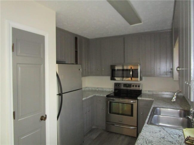 Building Photo - 3730 Newport Dr