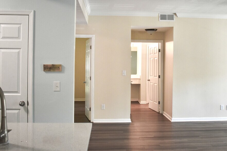 Building Photo - 700 Daniel Ellis Dr