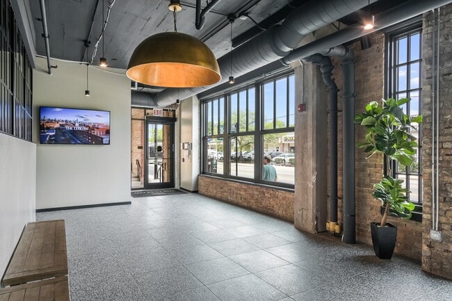 Building Photo - 2032 N Clybourn Ave