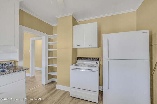 Building Photo - 864 S Main St