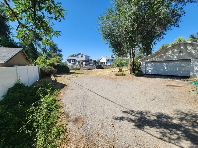 Building Photo - Three Bedroom Home; 1,800 sq ft, 2 car Garage