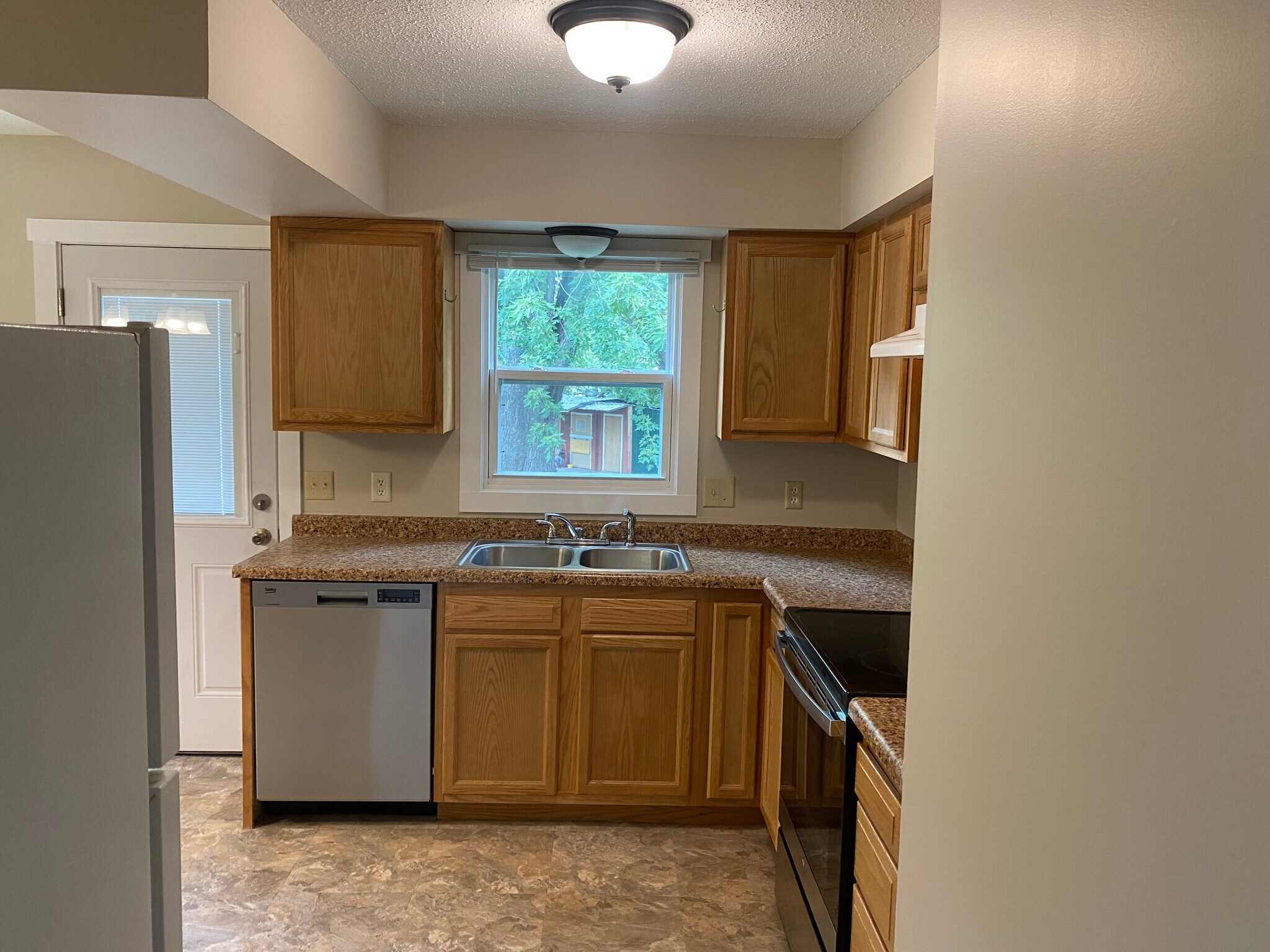 Kitchen - 10610 Johnson Cir