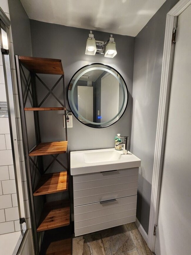 Building Photo - Beautiful and Spacious 3BR 2BA Home w/ Remodeled Kitchen • Patio & Fenced Yard in St. Matthews